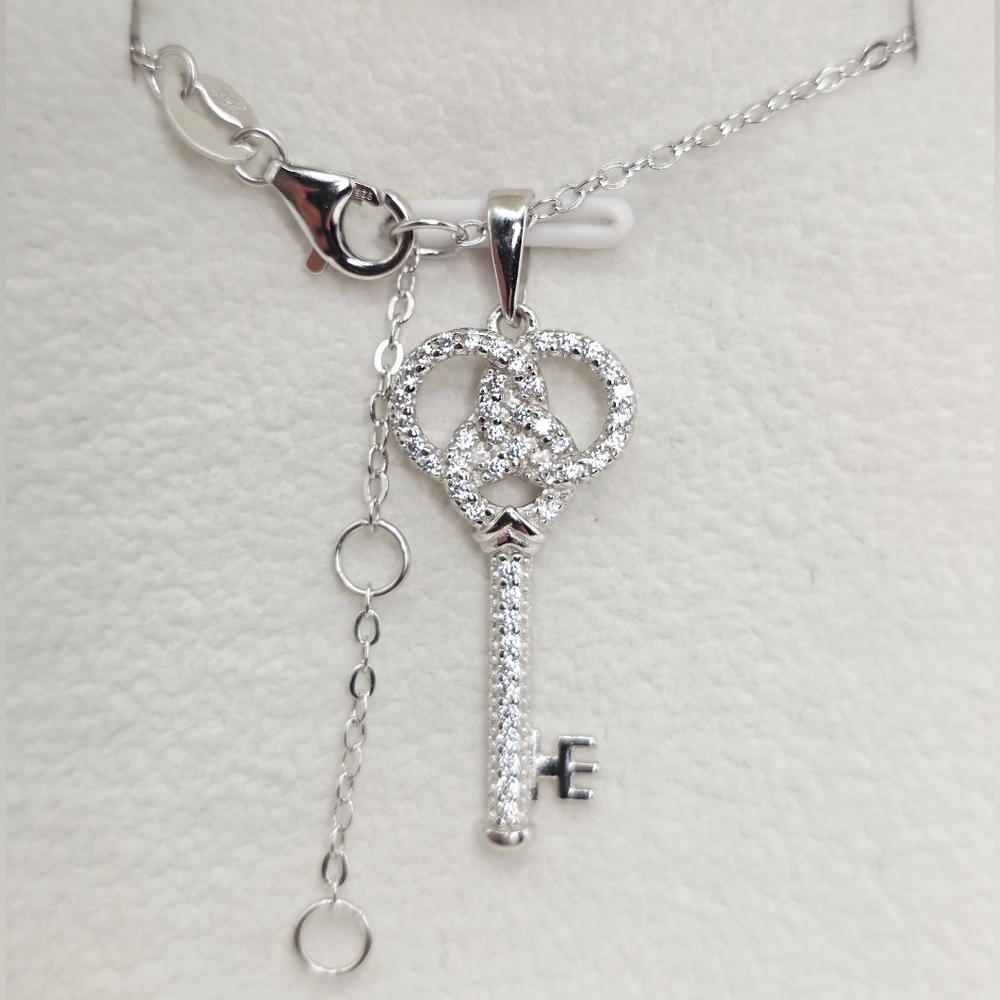 💎 Dazzling Silver Key Moissanite Necklace. S925 SILVER